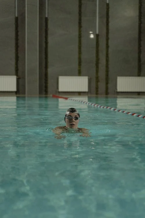 female swimmer practicpracticing the breaststroke in the pool