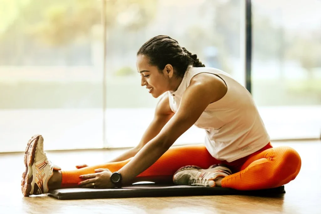 female swimmer exercising to keep swimming fitness