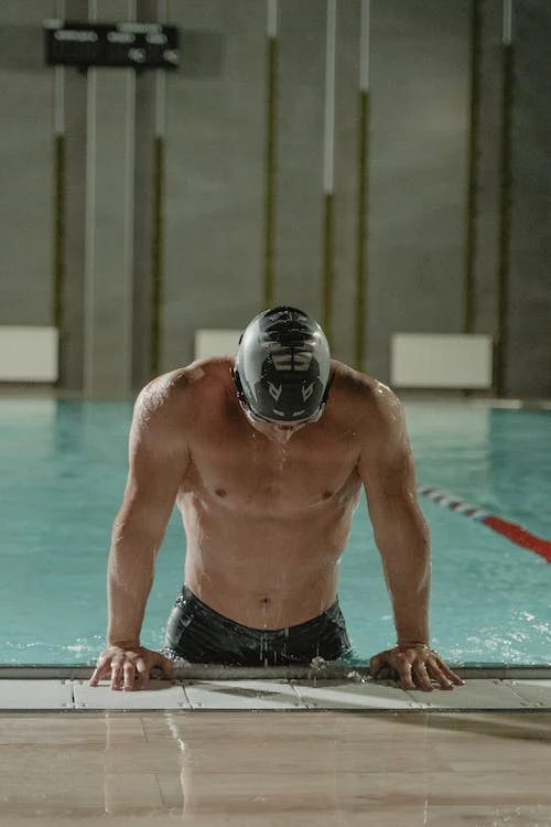 a male swimmer with broad shoulders and a narrow waist swimmer's body type