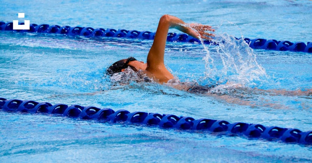 male swimmer swimming with extreme speed in the swimming pool